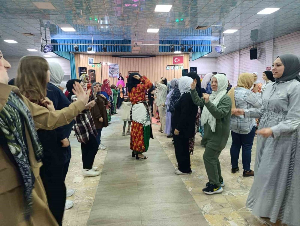 Kadınların "Üç Etek Gecesi" İlgi Gördü