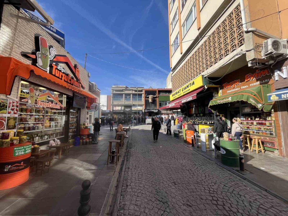 Neşeli Günler Filmi Gerçek Oldu: Eşinin Dükkanı Karşısına Turşucu Açtı