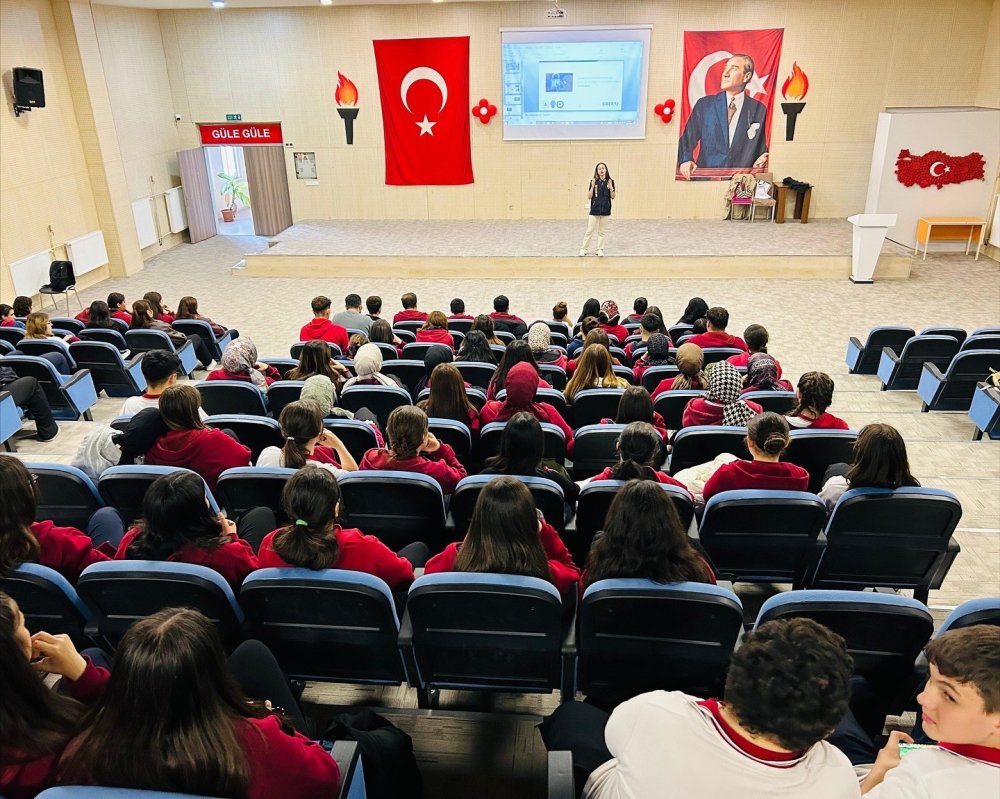 Öğretmen Ve Öğrenciler Siber Suçlara Karşı Bilgilendirildi