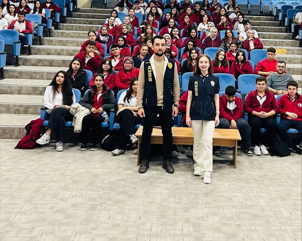 Öğretmen Ve Öğrenciler Siber Suçlara Karşı Bilgilendirildi