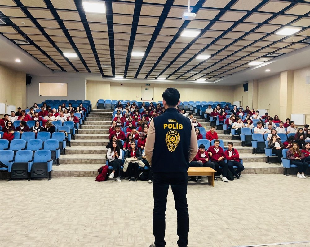 Öğretmen Ve Öğrenciler Siber Suçlara Karşı Bilgilendirildi