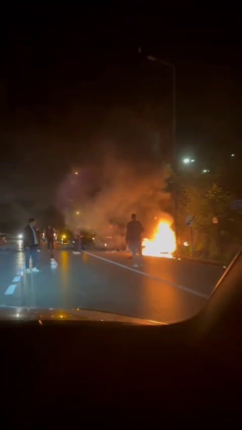Otomobille Çarpışan Motosiklet Alev Topuna Döndü