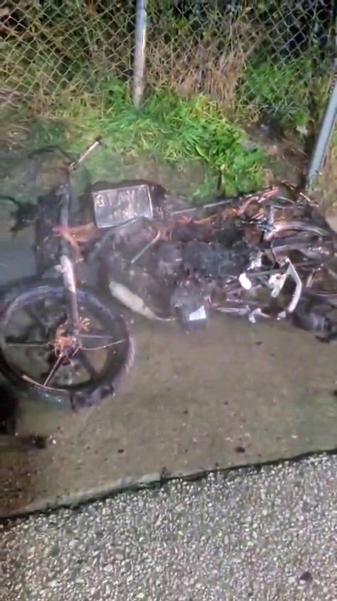 Otomobille Çarpışan Motosiklet Alev Topuna Döndü