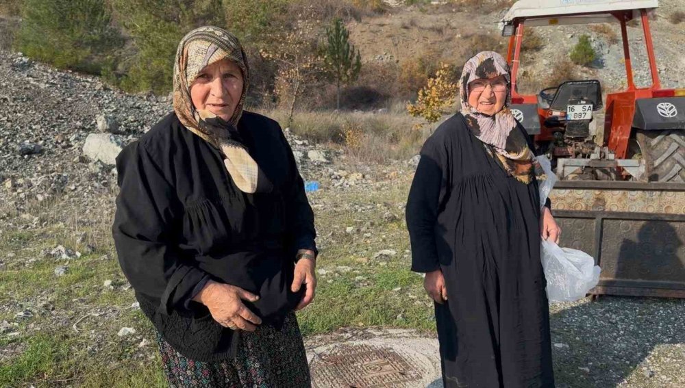 İki Yaşlı Kadın Gençlere Taş Çıkartıyor