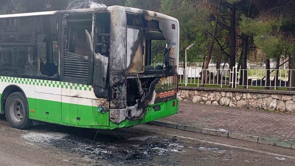 Otobüsün Motor Kısmı Küle Döndü, Yolcular Büyük Panik Yaşadı