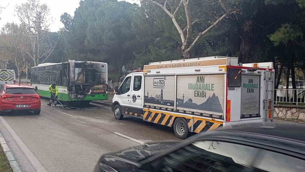 Otobüsün Motor Kısmı Küle Döndü, Yolcular Büyük Panik Yaşadı