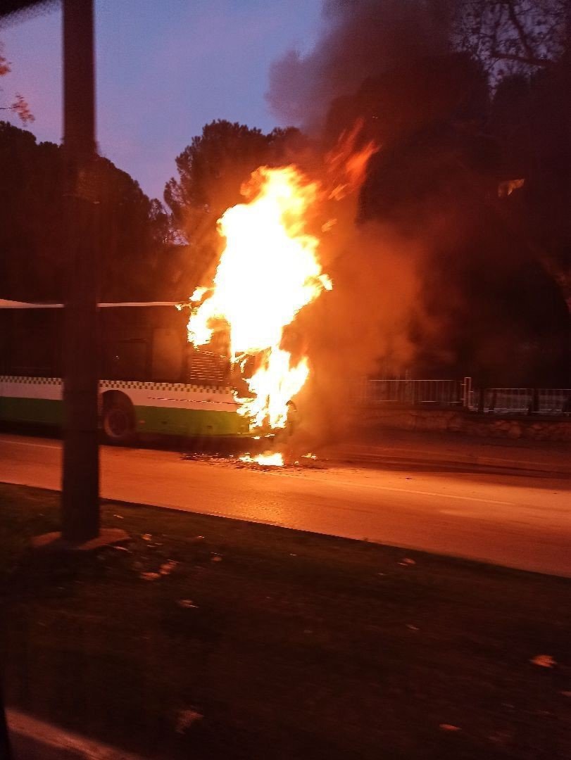 Otobüsün Motor Kısmı Küle Döndü, Yolcular Büyük Panik Yaşadı