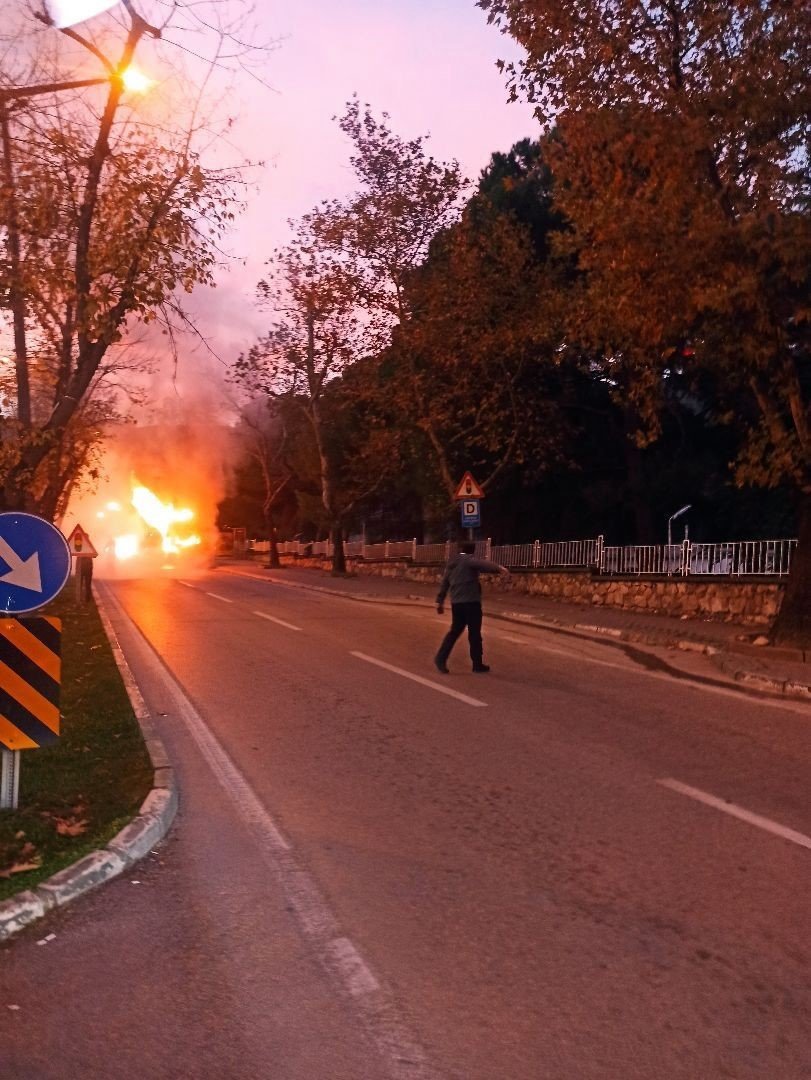 Otobüsün Motor Kısmı Küle Döndü, Yolcular Büyük Panik Yaşadı