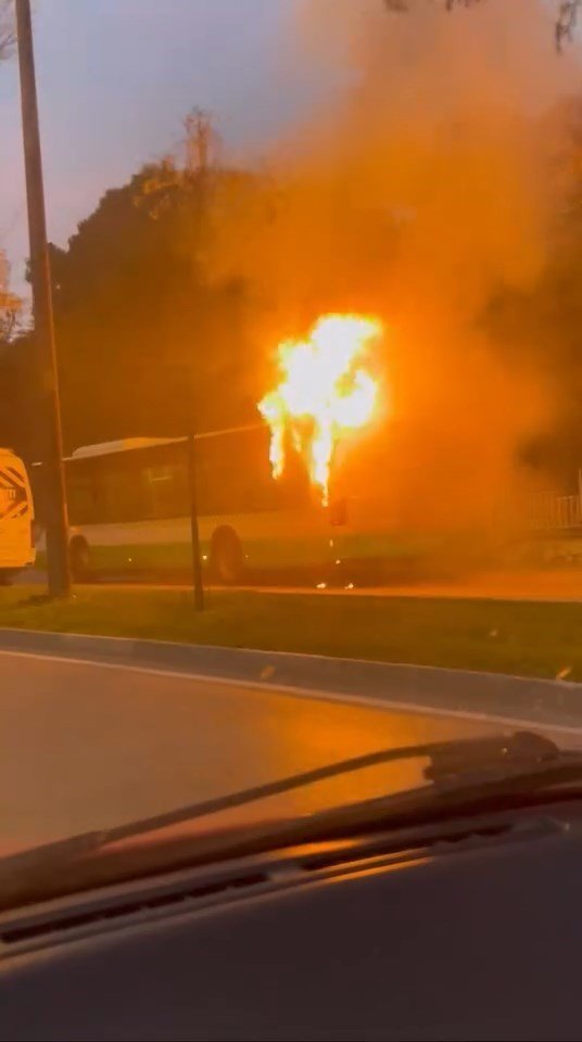 Otobüsün Motor Kısmı Küle Döndü, Yolcular Büyük Panik Yaşadı