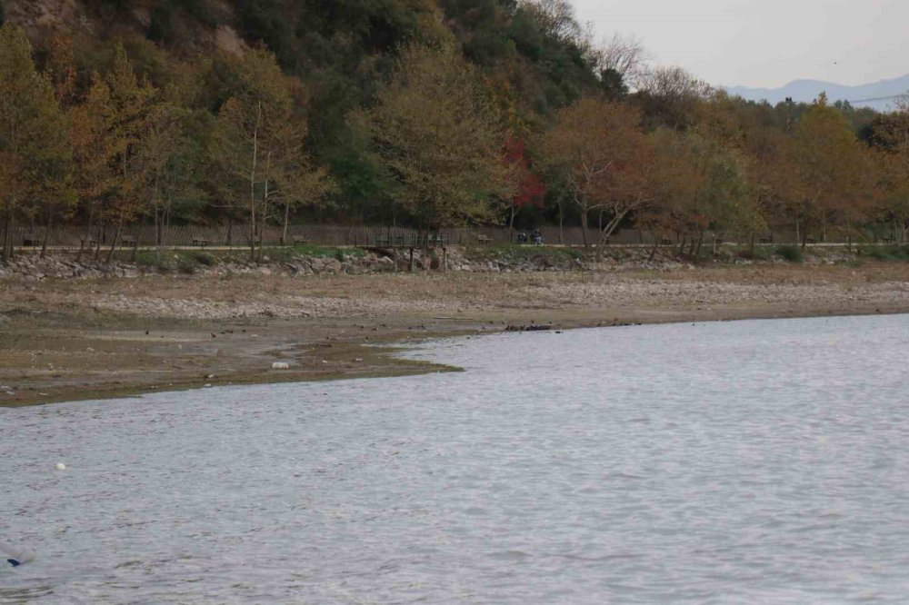 Sapanca Gölü’nde Esrarengiz Görüntü Dikkat Çekiyor