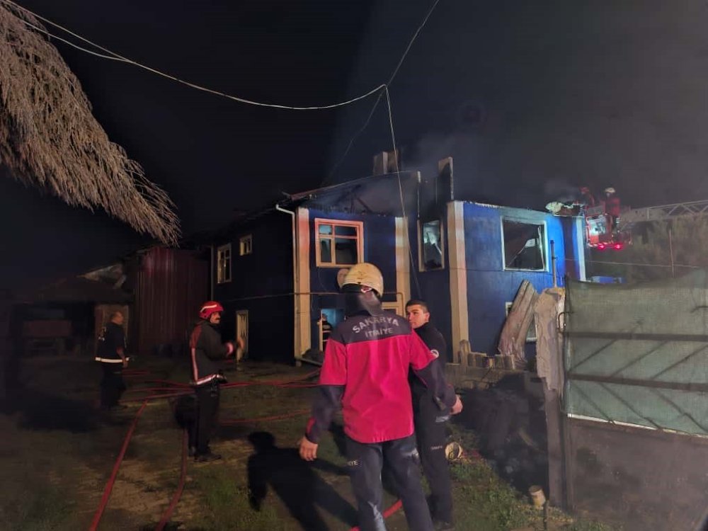 İki Katlı Evin Üst Katı Alev Topuna Döndü