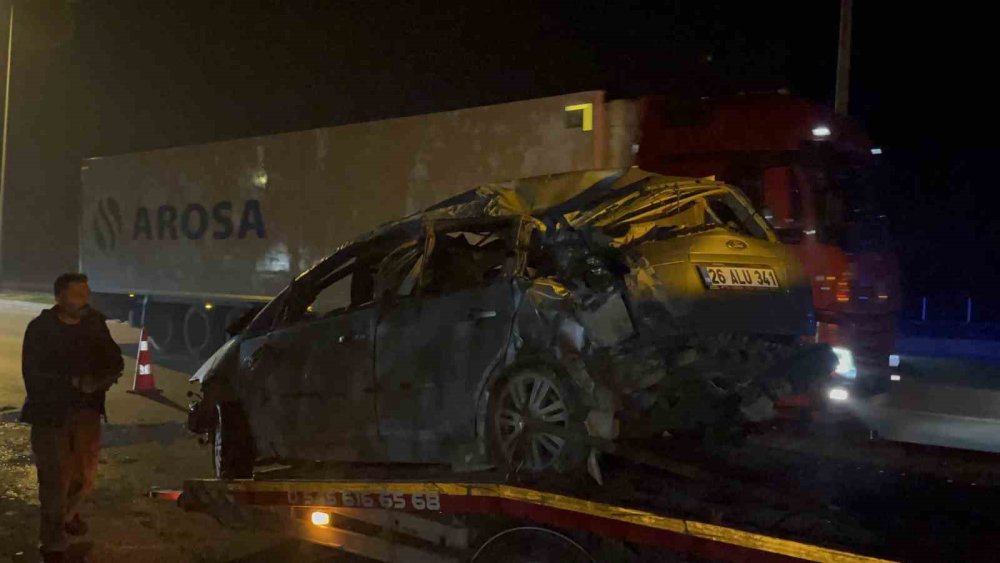 Kontrolden Çıkan Araç Aydınlatma Direğini Devirip Karşı Yöne Geçti