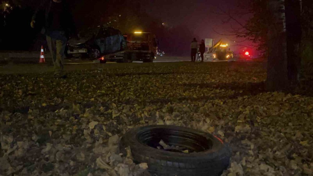 Kontrolden Çıkan Araç Aydınlatma Direğini Devirip Karşı Yöne Geçti