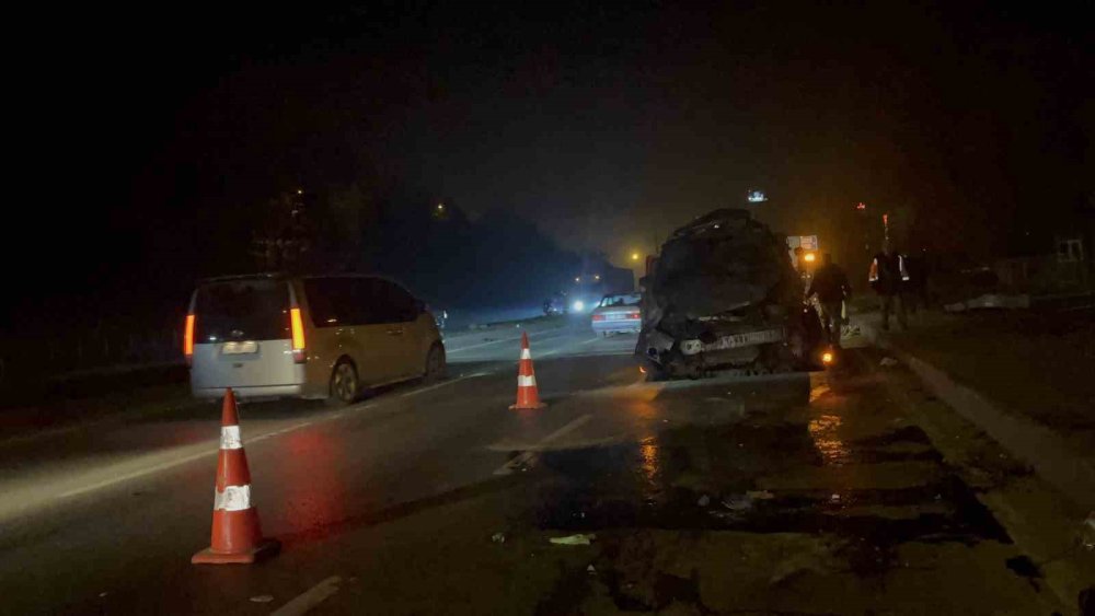 Kontrolden Çıkan Araç Aydınlatma Direğini Devirip Karşı Yöne Geçti