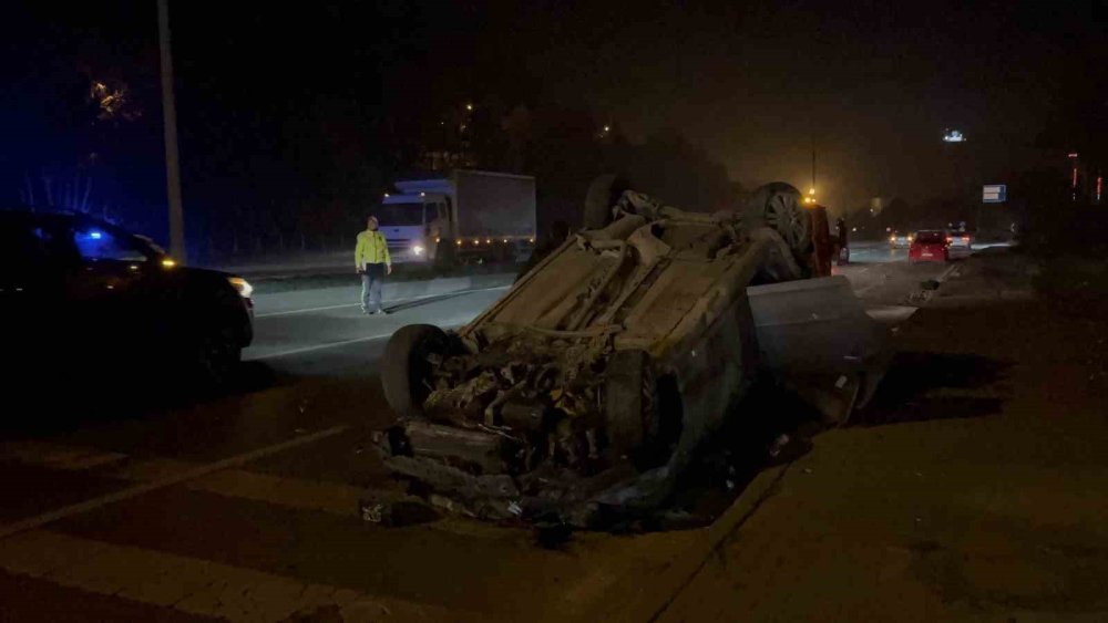Kontrolden Çıkan Araç Aydınlatma Direğini Devirip Karşı Yöne Geçti