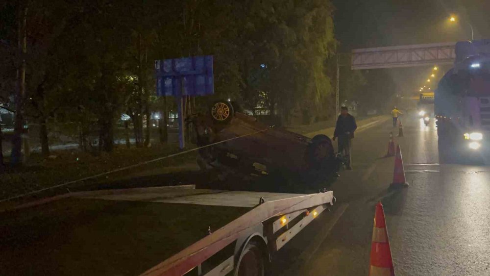 Kontrolden Çıkan Araç Aydınlatma Direğini Devirip Karşı Yöne Geçti