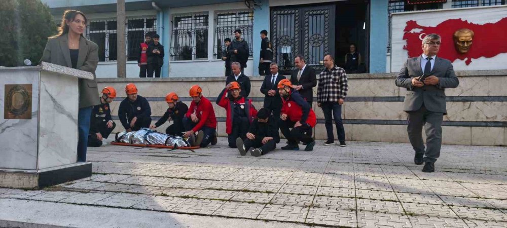 Öğrenciler, Deprem Tatbikatını Başarıyla Tamamladı