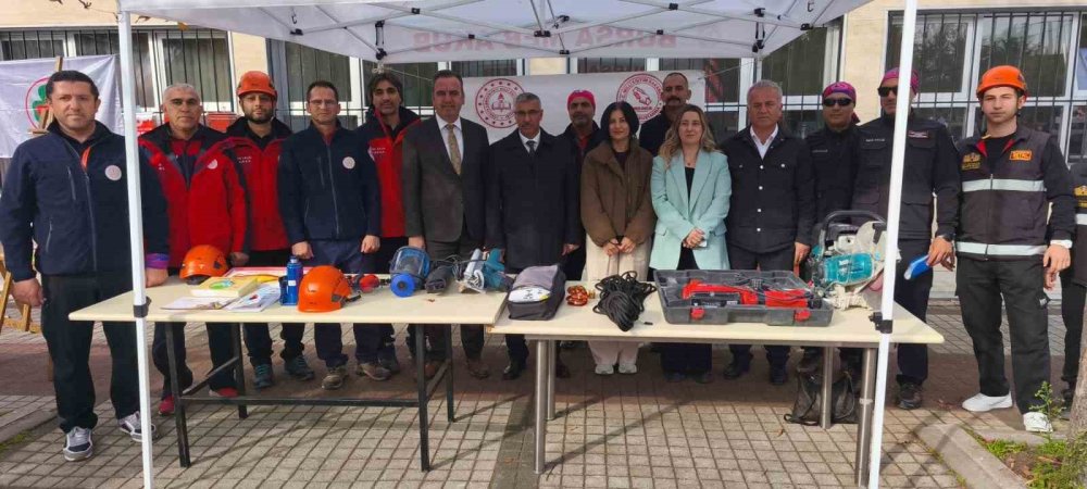 Öğrenciler, Deprem Tatbikatını Başarıyla Tamamladı
