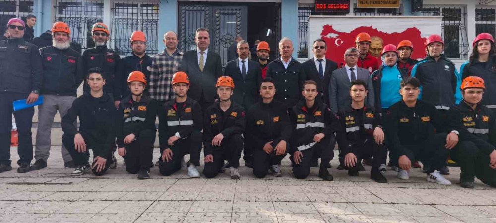 Öğrenciler, Deprem Tatbikatını Başarıyla Tamamladı