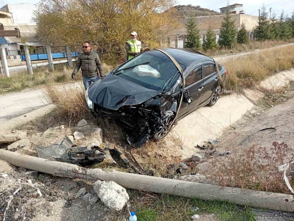 Otomobil Yoldan Çıktı 1 Kişi Yaralandı