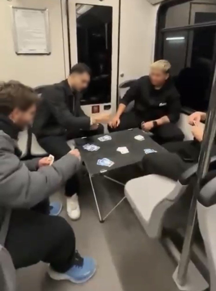 Şaşırtan Görüntü: Gençler Masa Kurup Oyun Oynadı