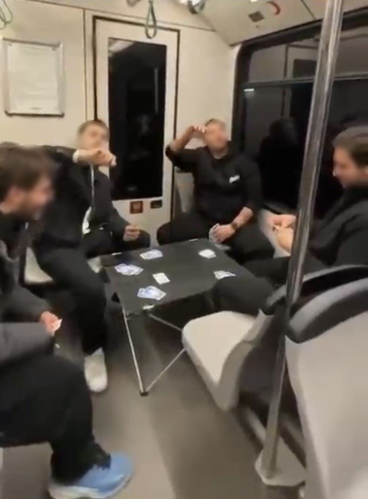 Şaşırtan Görüntü: Gençler Masa Kurup Oyun Oynadı