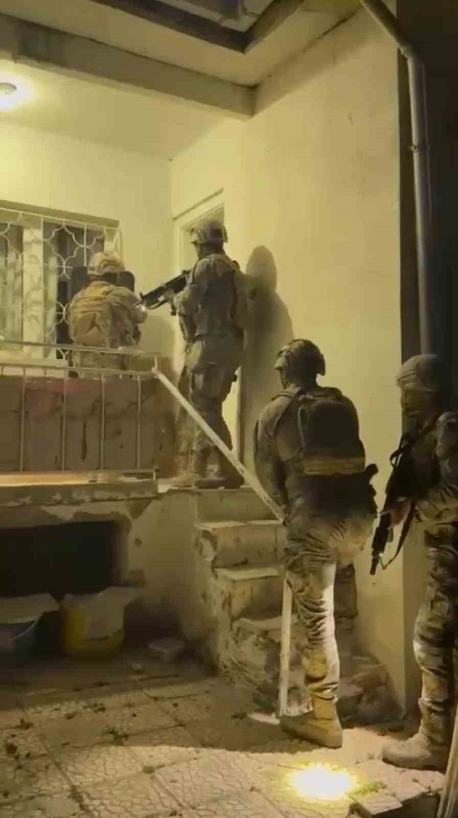 3 Yıl Hapisle Aranan Şahıs Saklandığı Çatıda Yakalandı