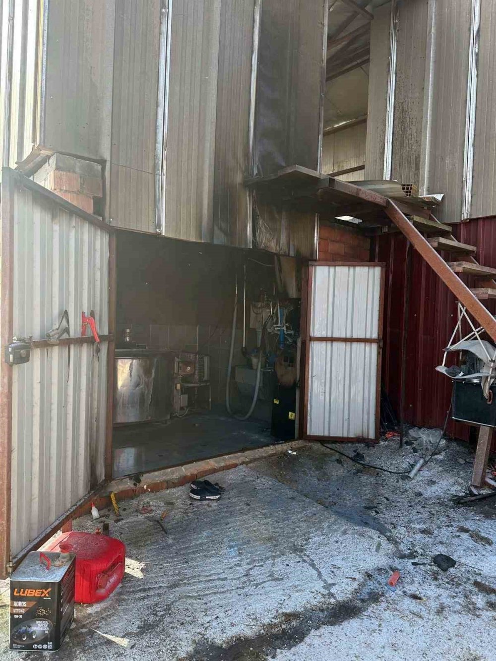 Ahırda Yangın: 400 Bin Liralık Zarar Meydana Geldi