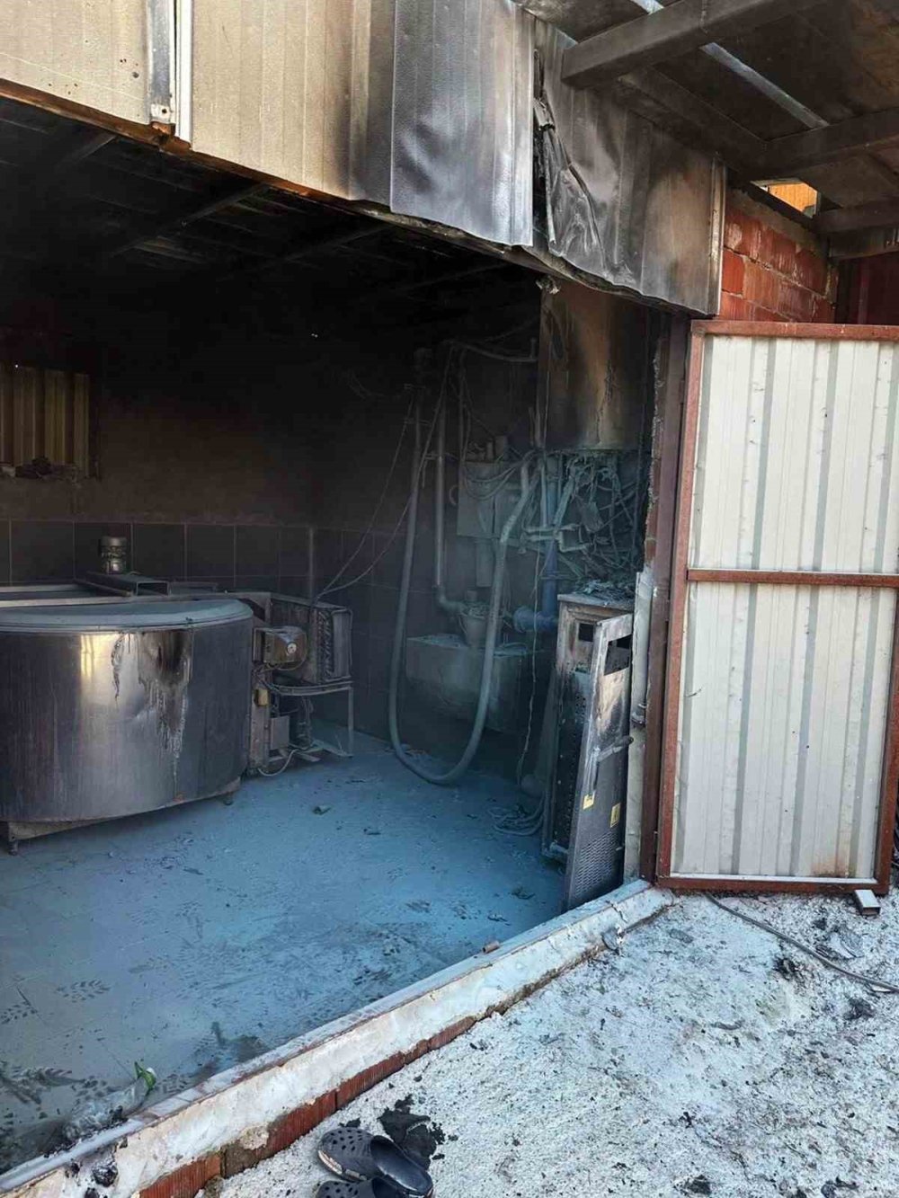 Ahırda Yangın: 400 Bin Liralık Zarar Meydana Geldi