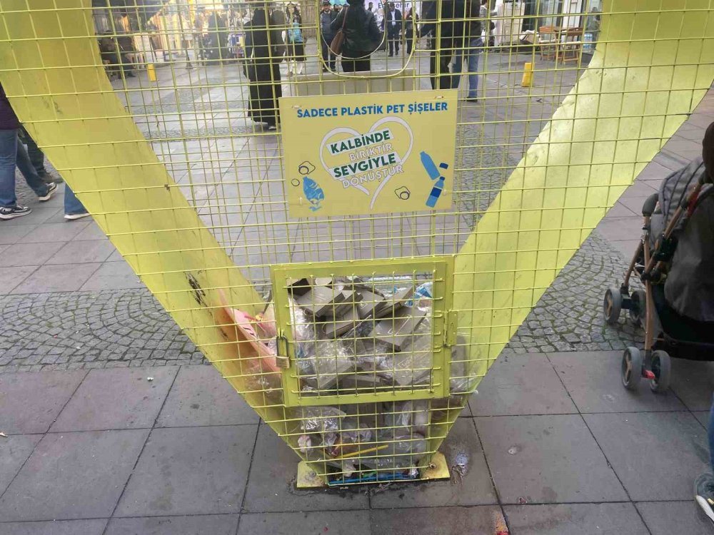 Plastik Şişeler İçin Kurulan Geri Dönüşüm Kafesi Çöplerle Dolduruldu