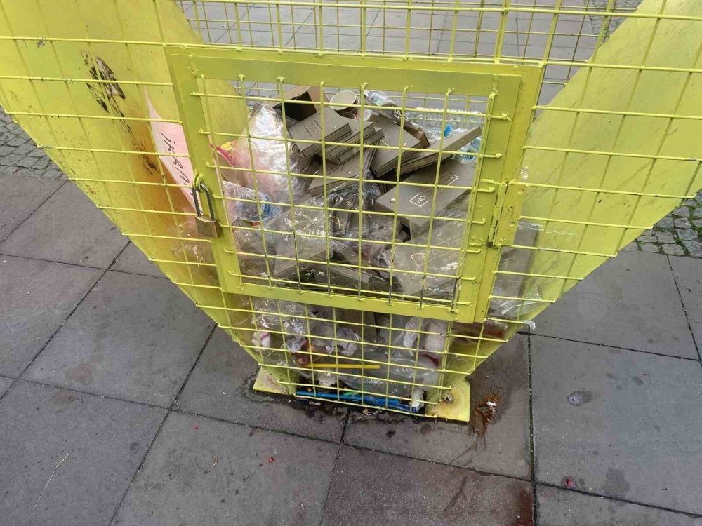 Plastik Şişeler İçin Kurulan Geri Dönüşüm Kafesi Çöplerle Dolduruldu