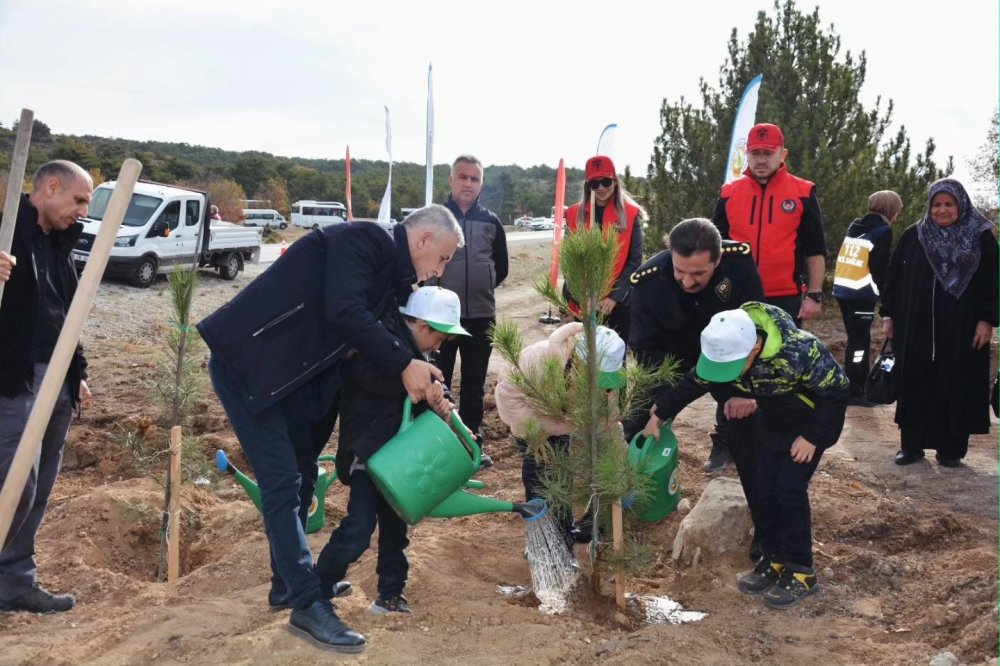Şehitler İçin 350 Fidan Toprakla Buluştu