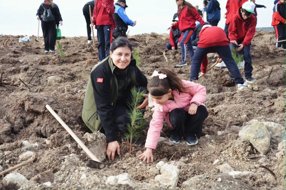 Şehitler İçin 350 Fidan Toprakla Buluştu