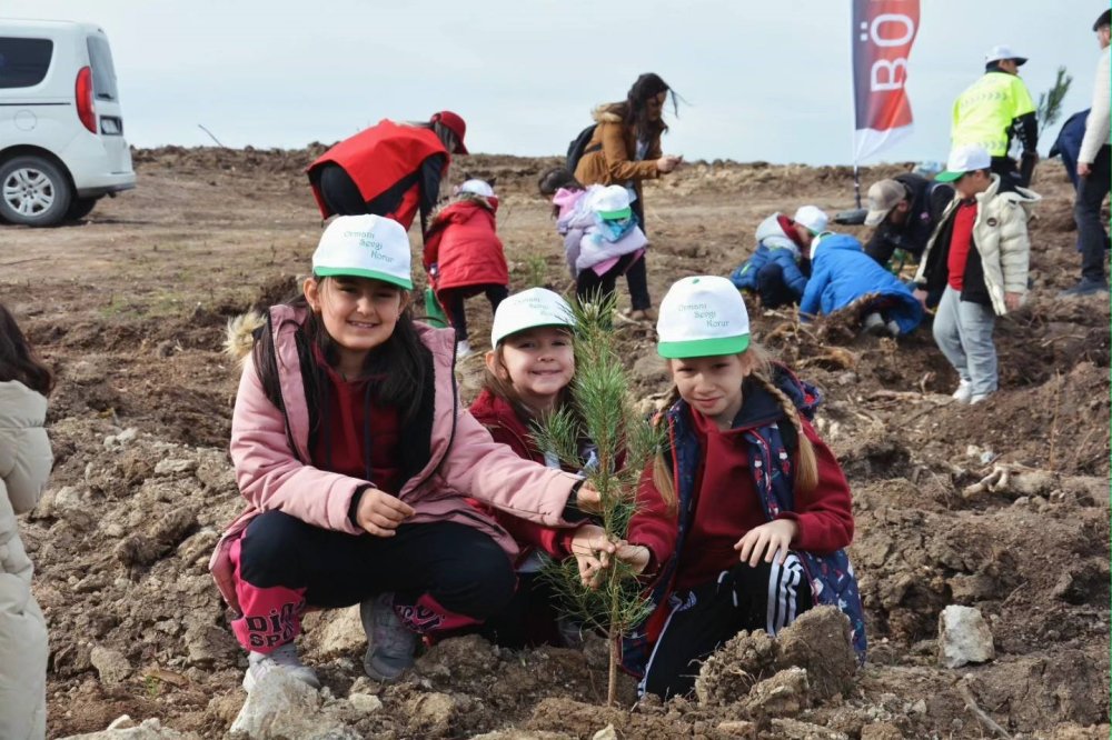 Şehitler İçin 350 Fidan Toprakla Buluştu