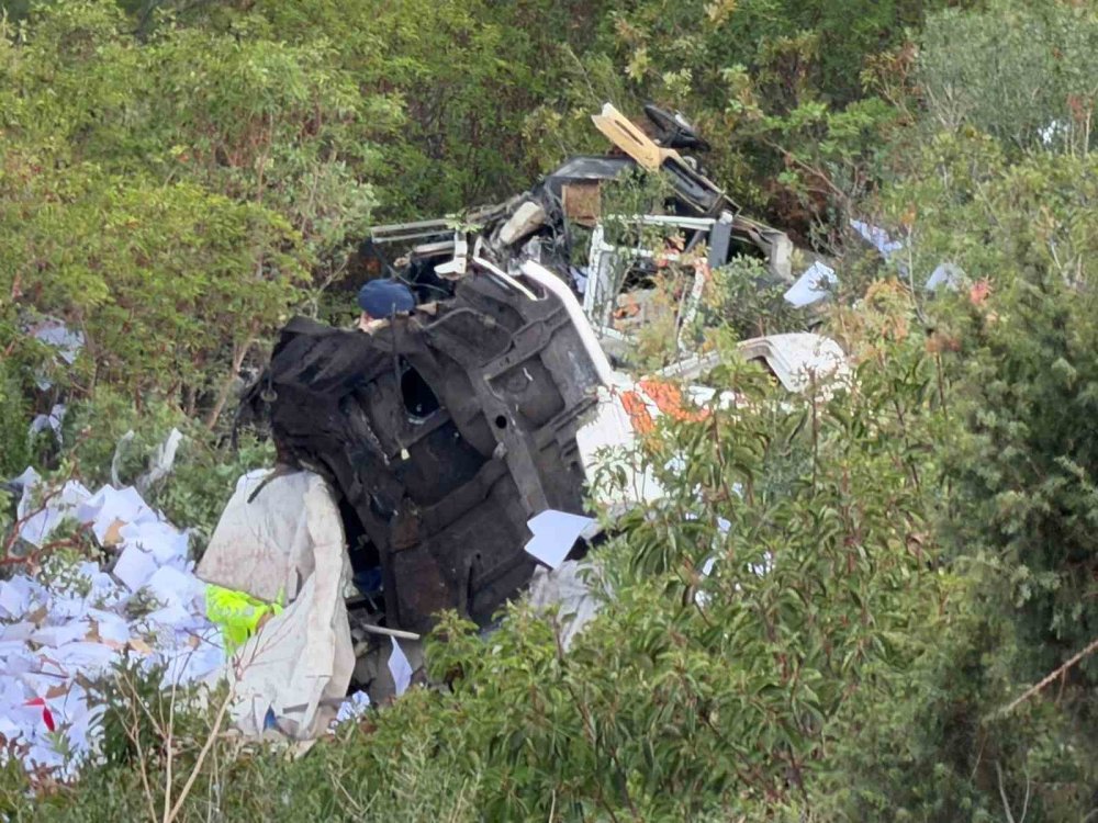 Tır Uçurumdan Yuvarlandı: 2 Ölü!