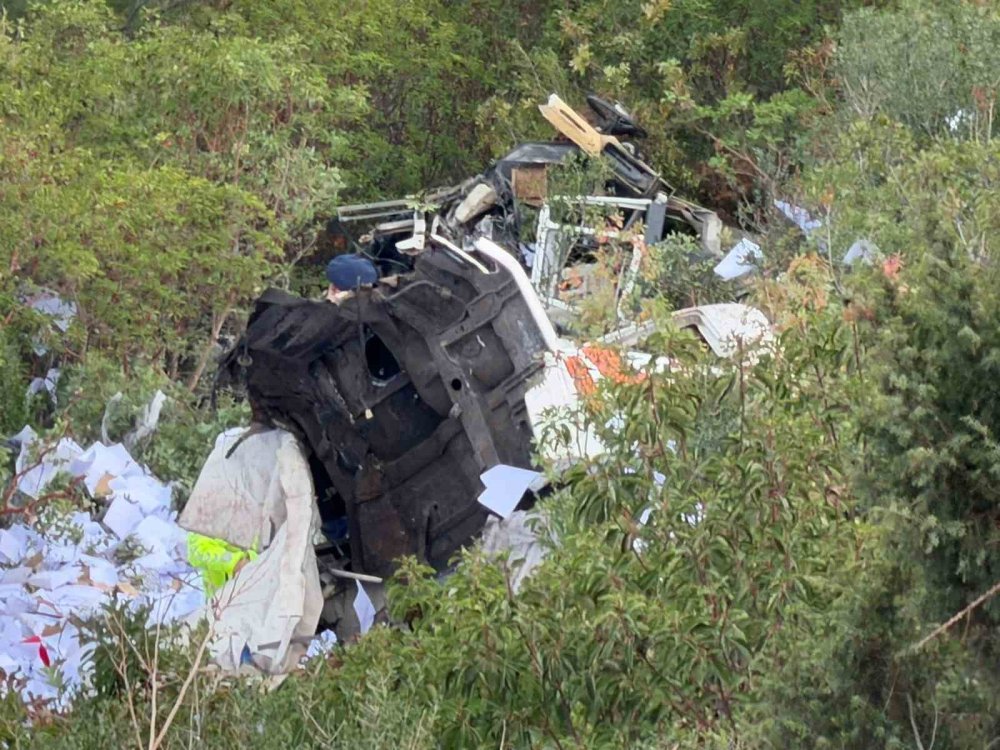 Tır Uçurumdan Yuvarlandı: 2 Ölü!