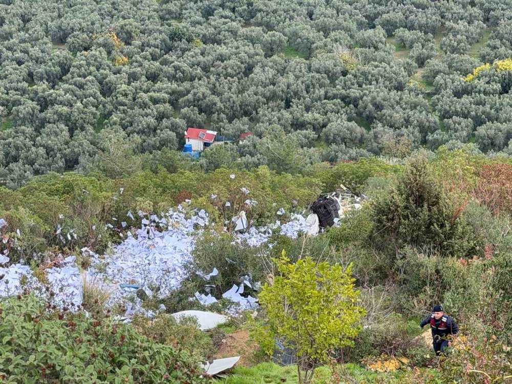 Tır Uçurumdan Yuvarlandı: 2 Ölü!