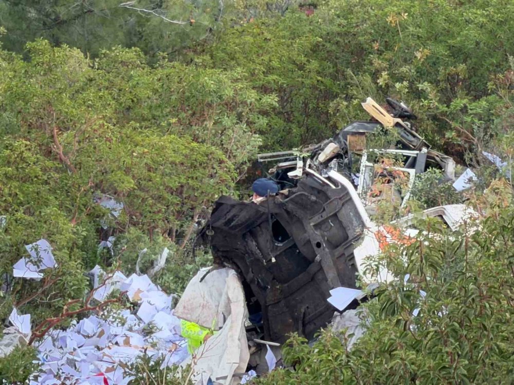 Tır Uçurumdan Yuvarlandı: 2 Ölü!