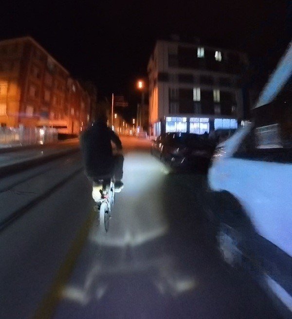 Bisiklete Çarpmamak İçin Hamle Yapan Motosikletli Kendini Yerde Buldu