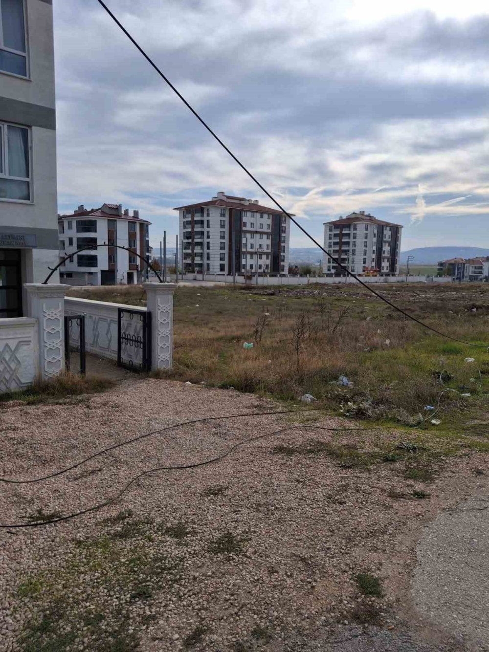 Devrilen İnternet Direğinin Çevreye Dağılan Kabloları Risk Oluşturdu