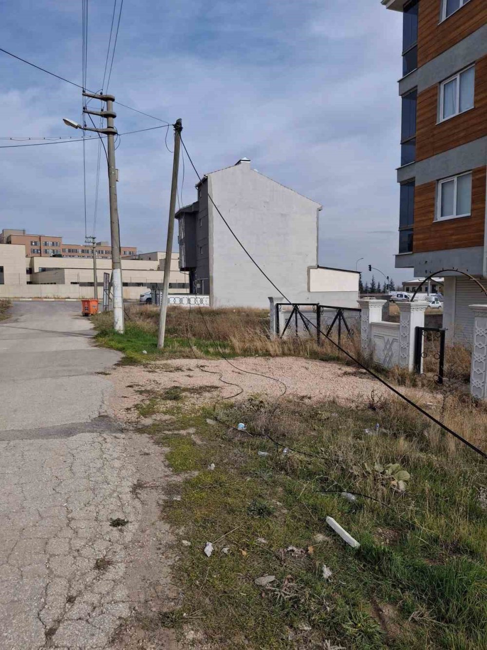 Devrilen İnternet Direğinin Çevreye Dağılan Kabloları Risk Oluşturdu