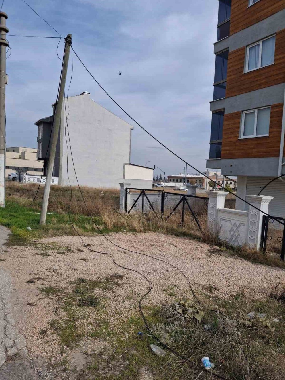 Devrilen İnternet Direğinin Çevreye Dağılan Kabloları Risk Oluşturdu