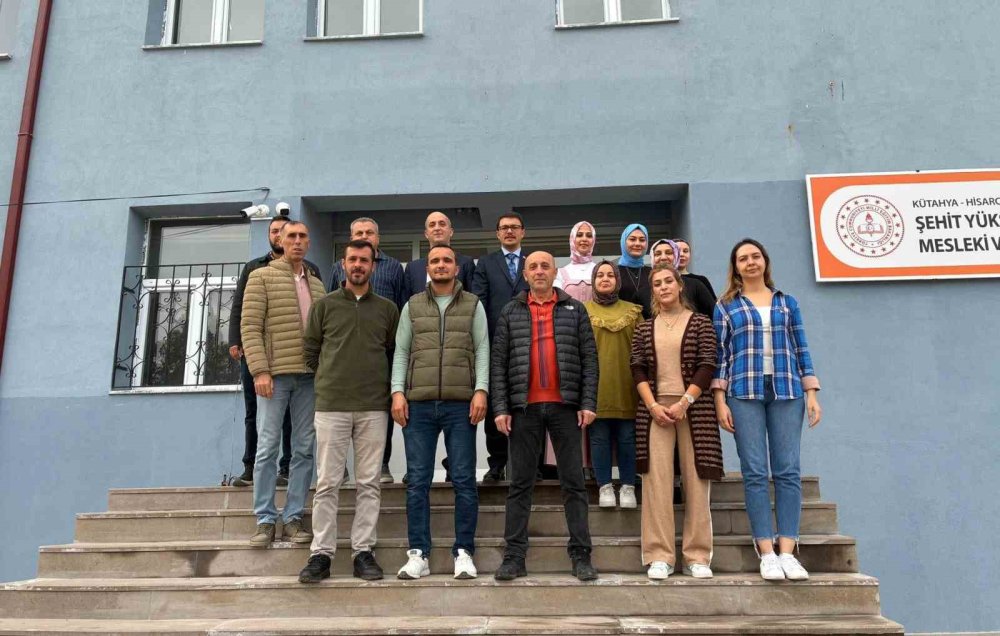 Öğretmenlere Türk Bayrağı Rozeti Hediye Edildi