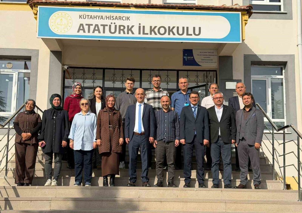 Öğretmenlere Türk Bayrağı Rozeti Hediye Edildi