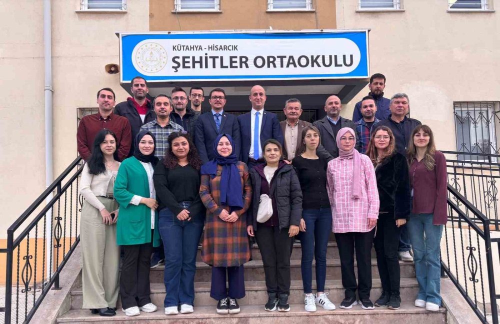 Öğretmenlere Türk Bayrağı Rozeti Hediye Edildi