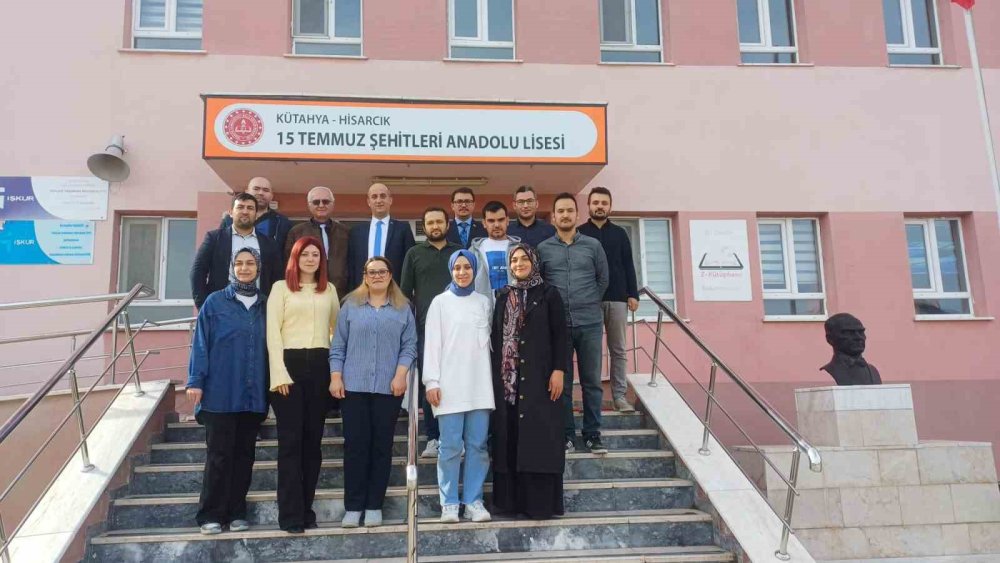 Öğretmenlere Türk Bayrağı Rozeti Hediye Edildi