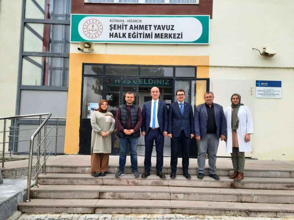 Öğretmenlere Türk Bayrağı Rozeti Hediye Edildi