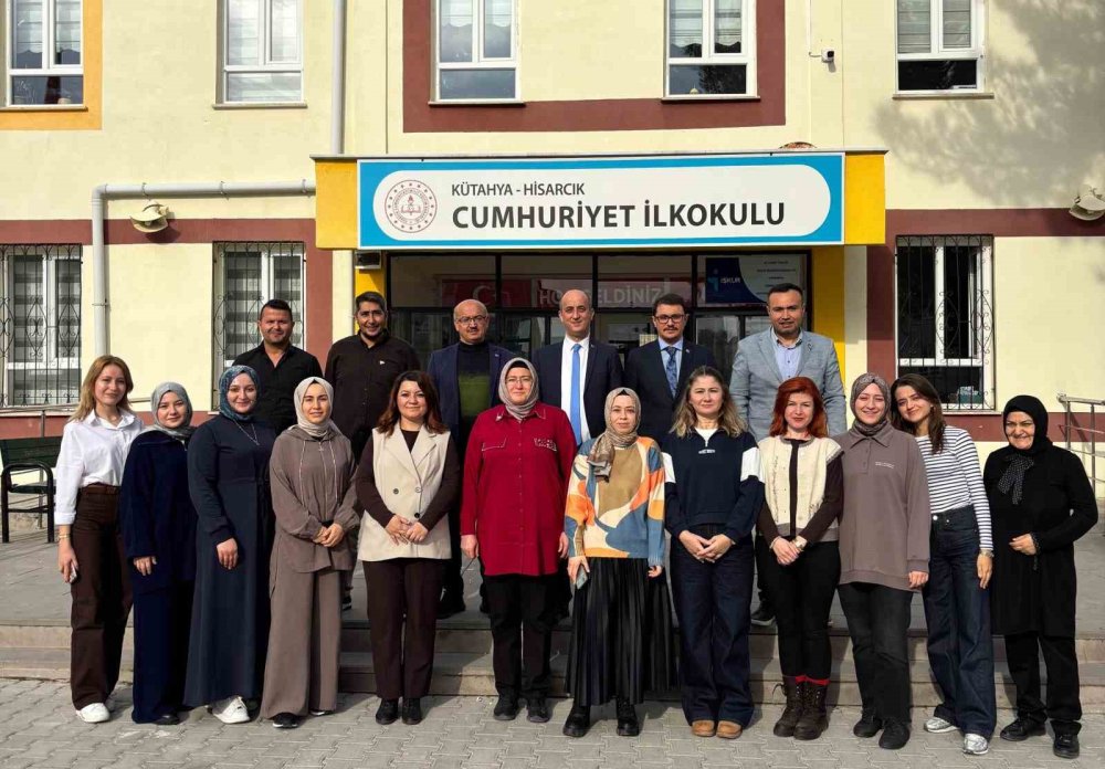 Öğretmenlere Türk Bayrağı Rozeti Hediye Edildi