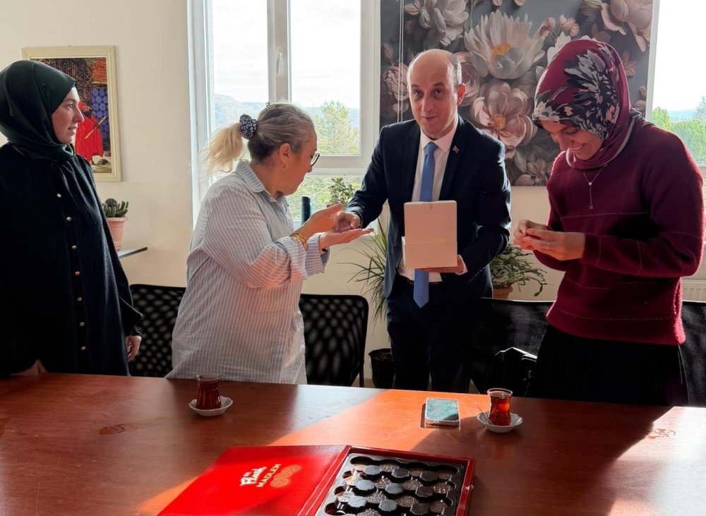 Öğretmenlere Türk Bayrağı Rozeti Hediye Edildi