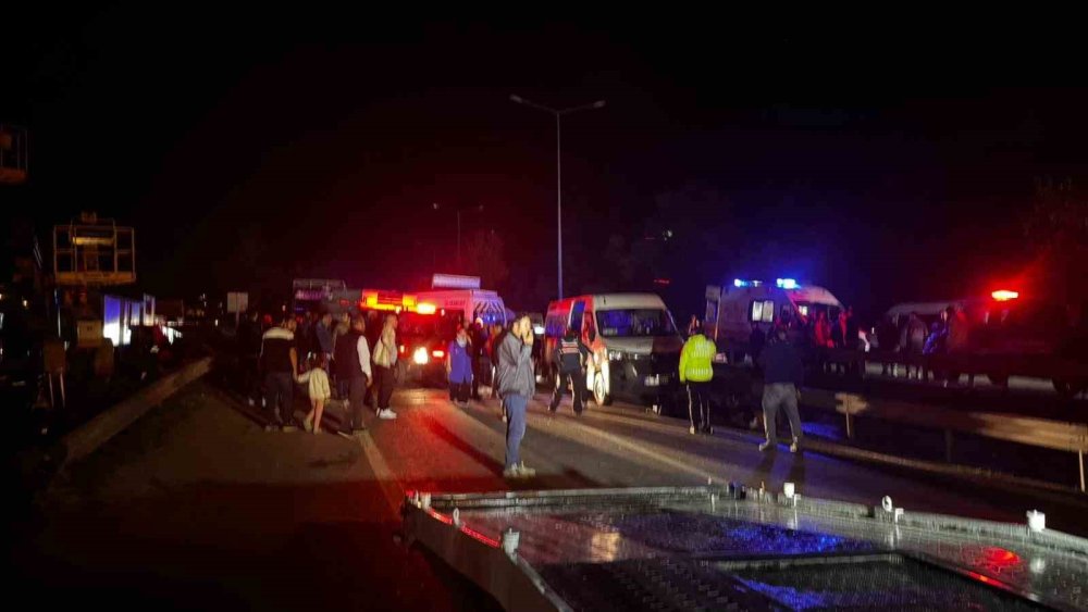 Zincirleme Trafik Kazası: 1 Ölü, 13 Yaralı